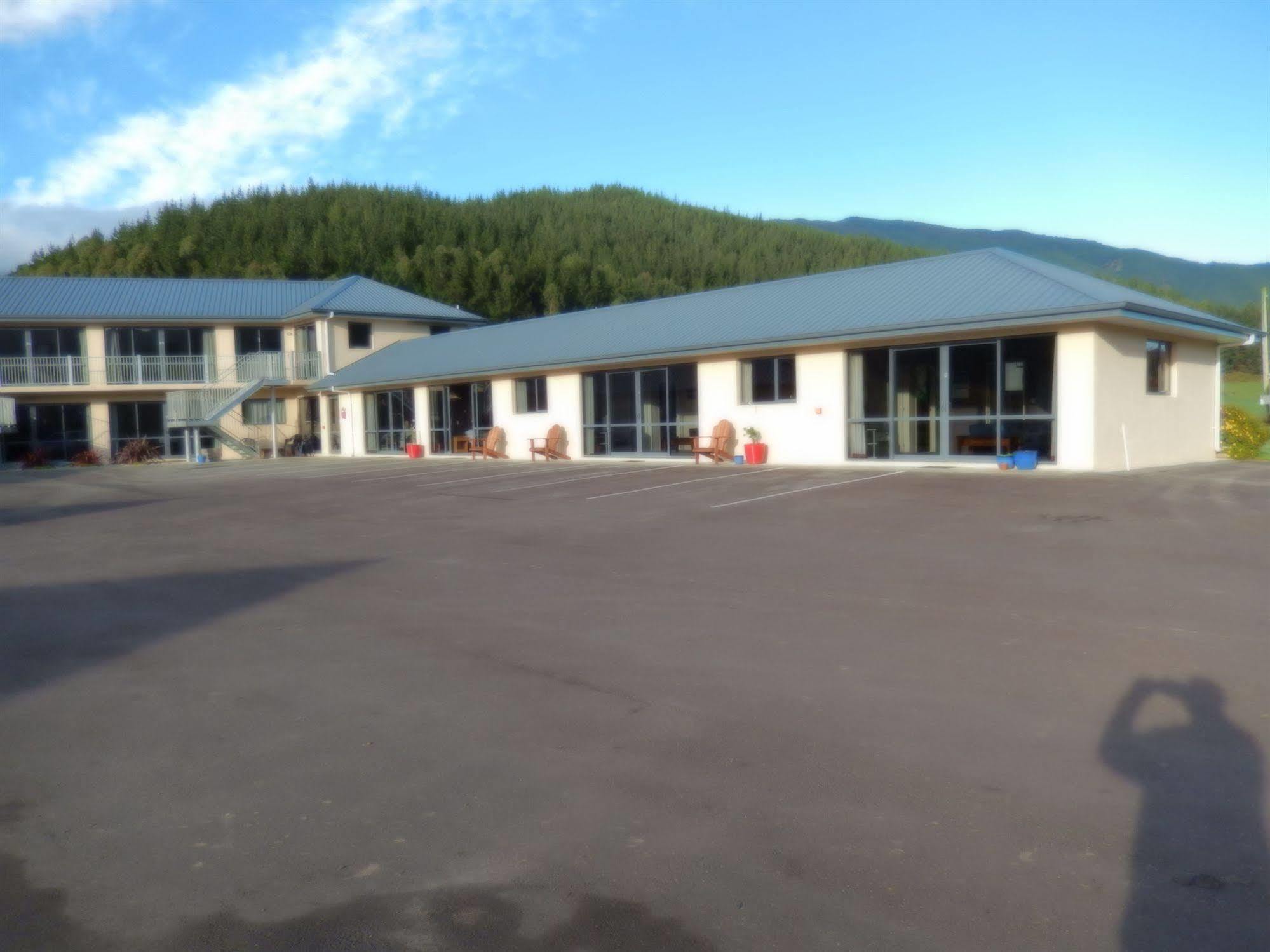 Linkwater Motel And Backpackers Екстериор снимка