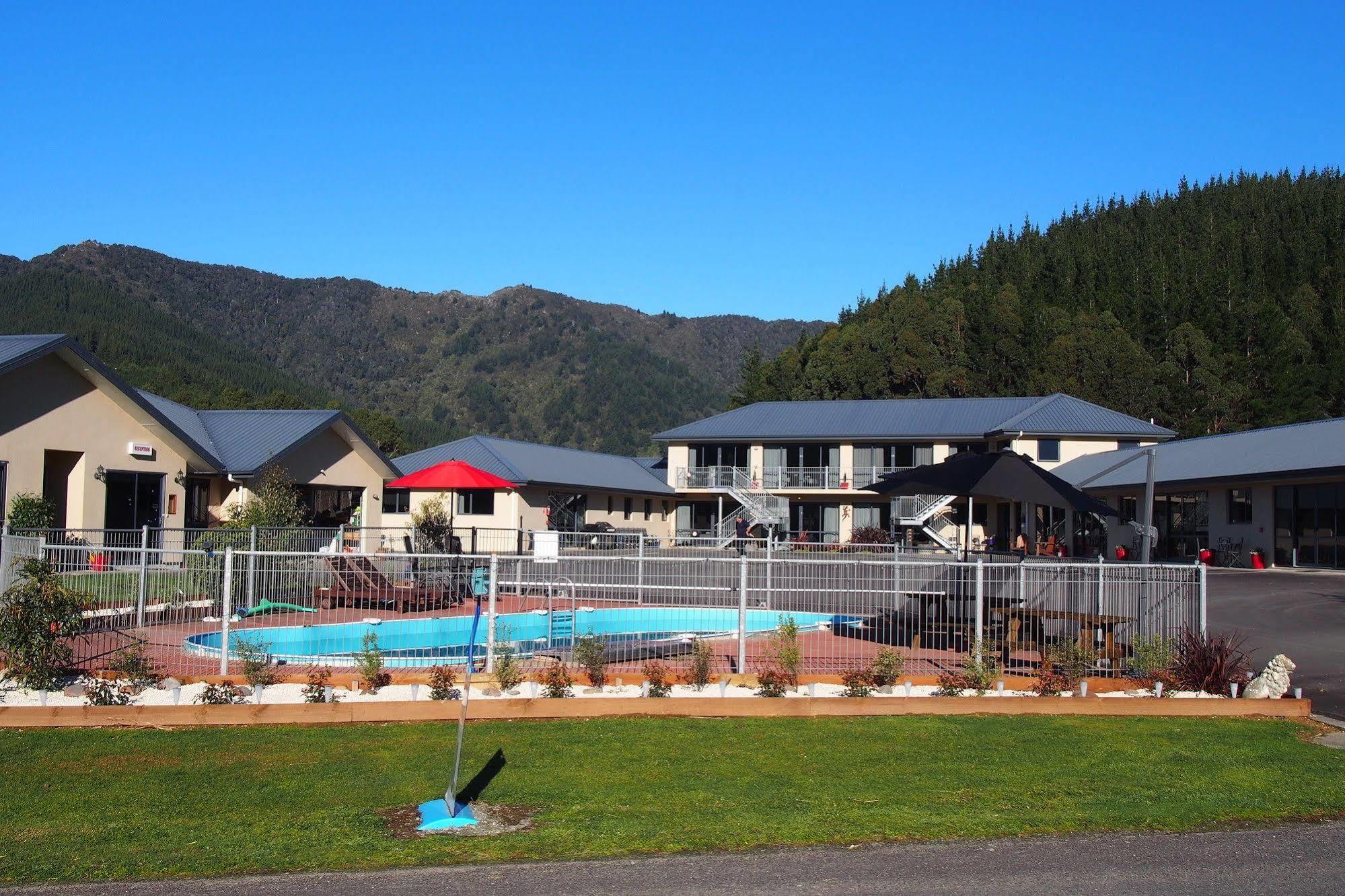 Linkwater Motel And Backpackers Екстериор снимка