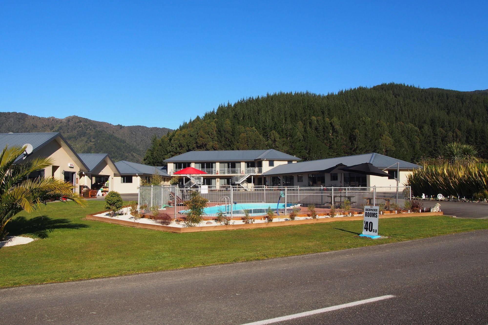 Linkwater Motel And Backpackers Екстериор снимка